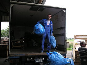 Der Transporter wird entladen Der Transporter wird entladen